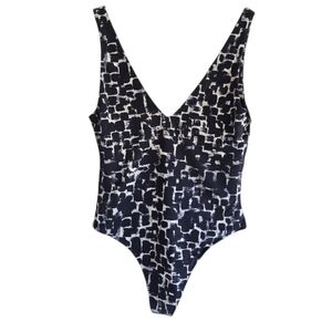 Aritzia Babaton Contour Double V Bodysuit Medium Stretchy Smooth Tank Top